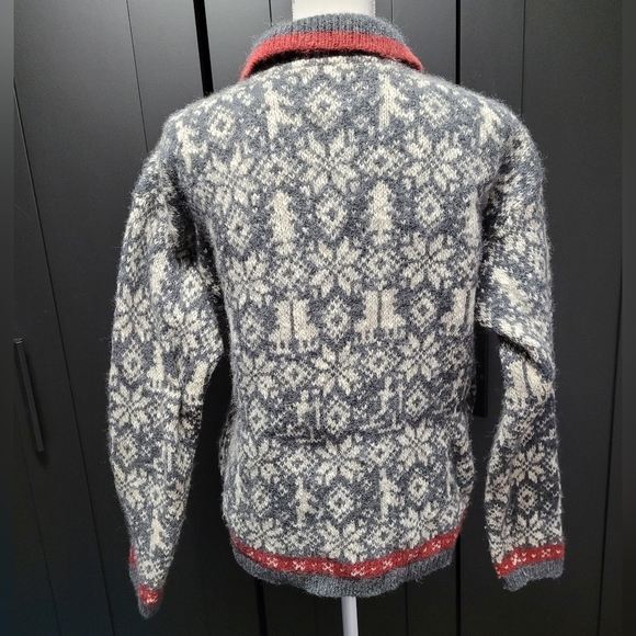 Vintage 1990s Woolrich wool grey and white snowflake knit sweater - Picture 4 of 13